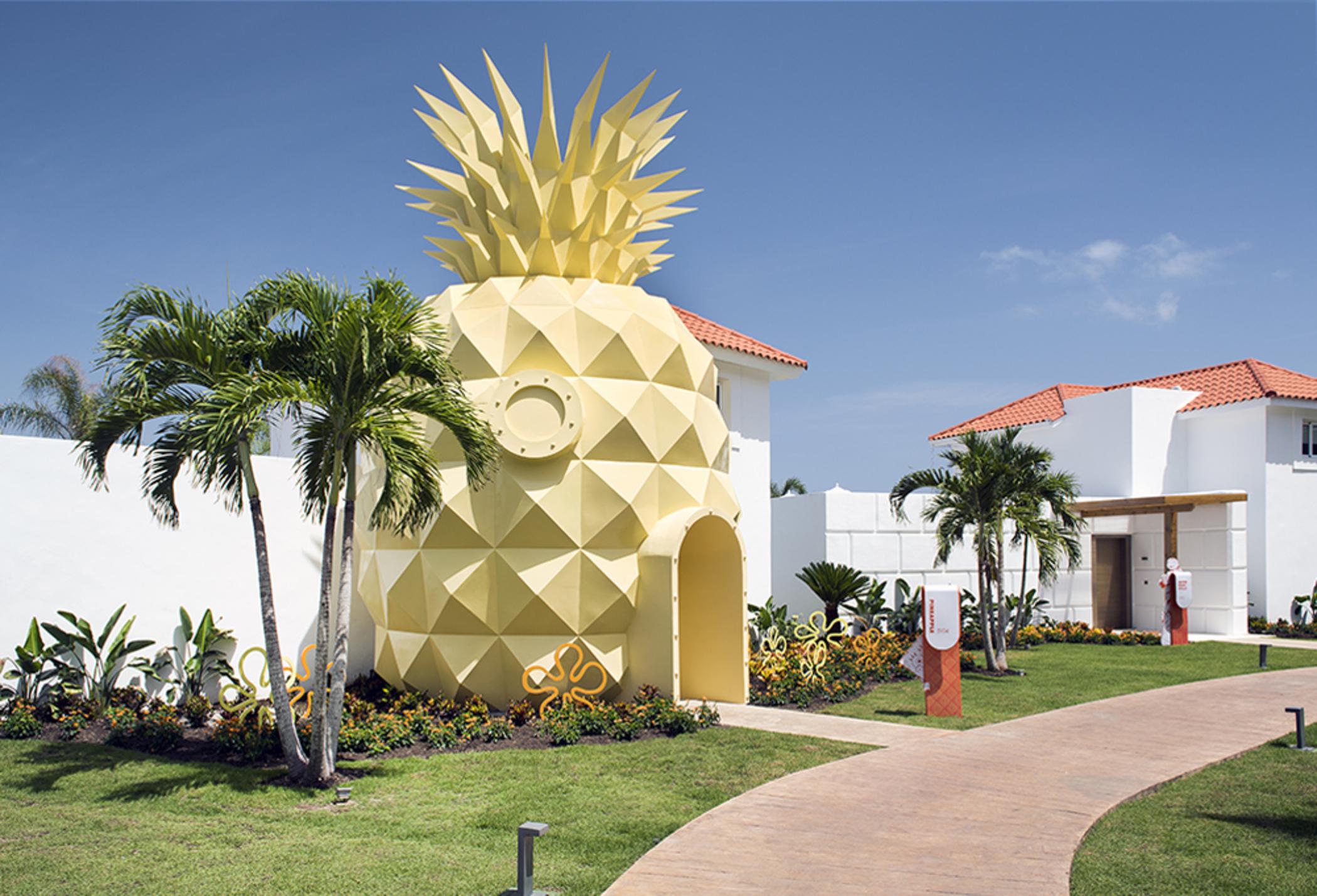 Nickelodeon Hotels & Resorts Punta Cana Esterno foto Pineapple shaped entrance at the Grand Palladium Hotel in Punta Cana, Dominican Republic