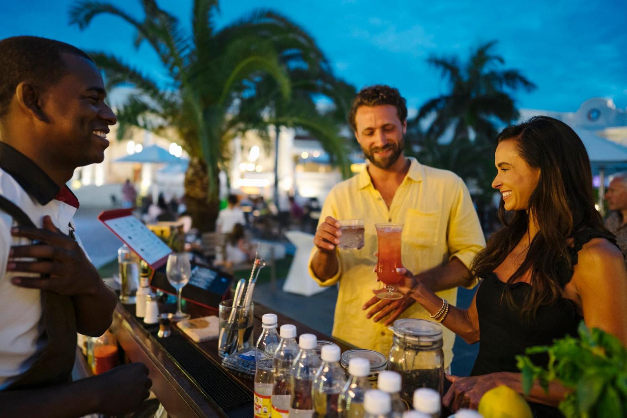 Nickelodeon Hotels & Resorts Punta Cana Esterno foto A bartender serving drinks