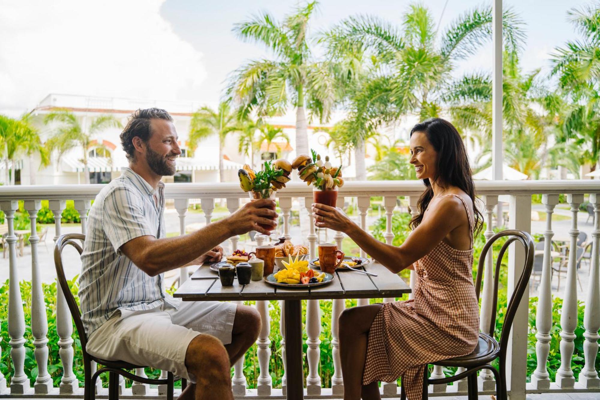 Nickelodeon Hotels & Resorts Punta Cana Esterno foto A couple dining at the hotel
