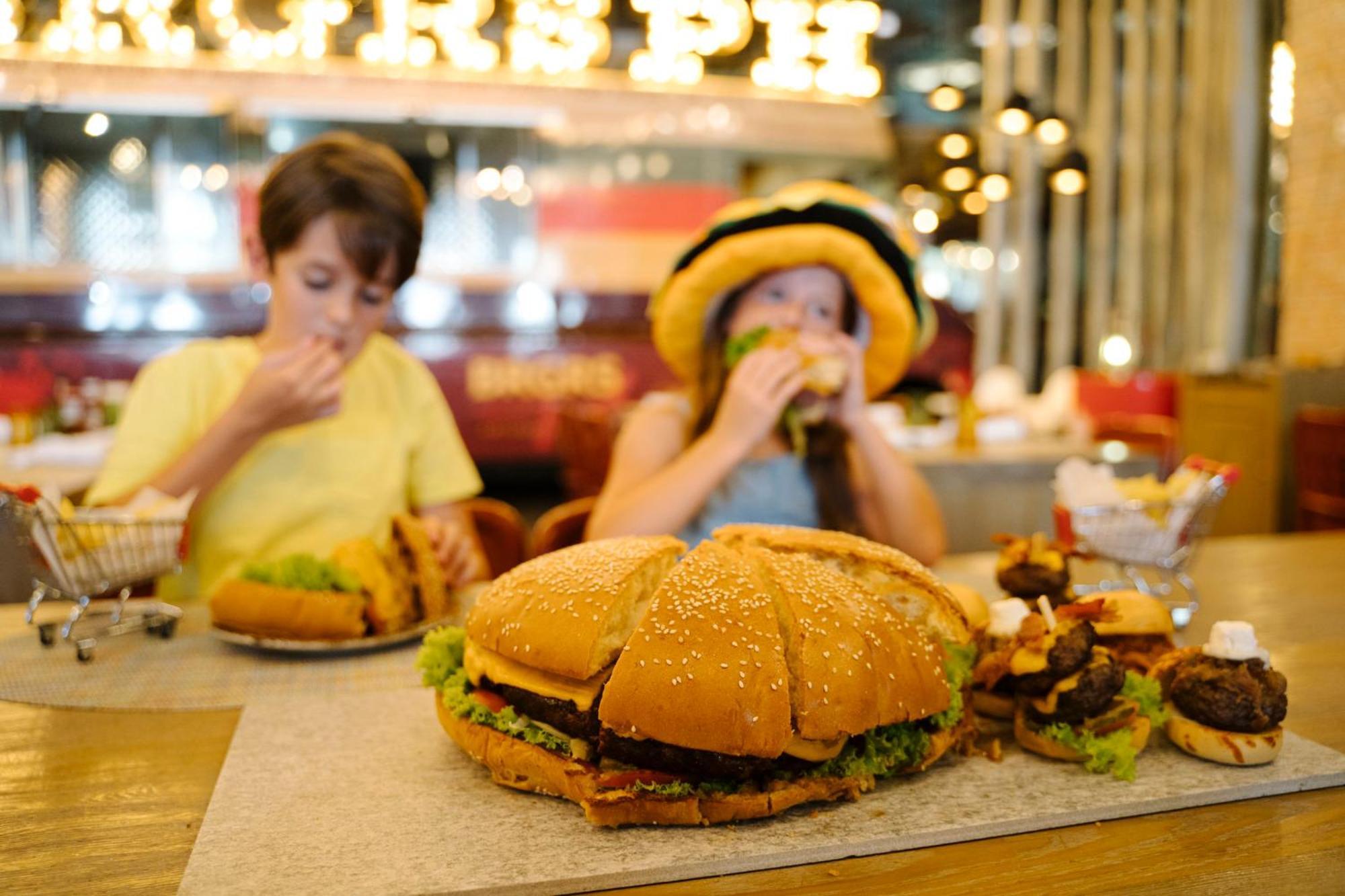 Nickelodeon Hotels & Resorts Punta Cana Esterno foto A hamburger