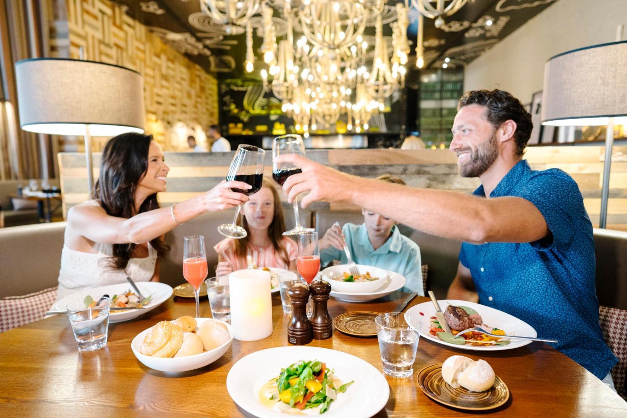 Nickelodeon Hotels & Resorts Punta Cana Esterno foto A group of friends dining together