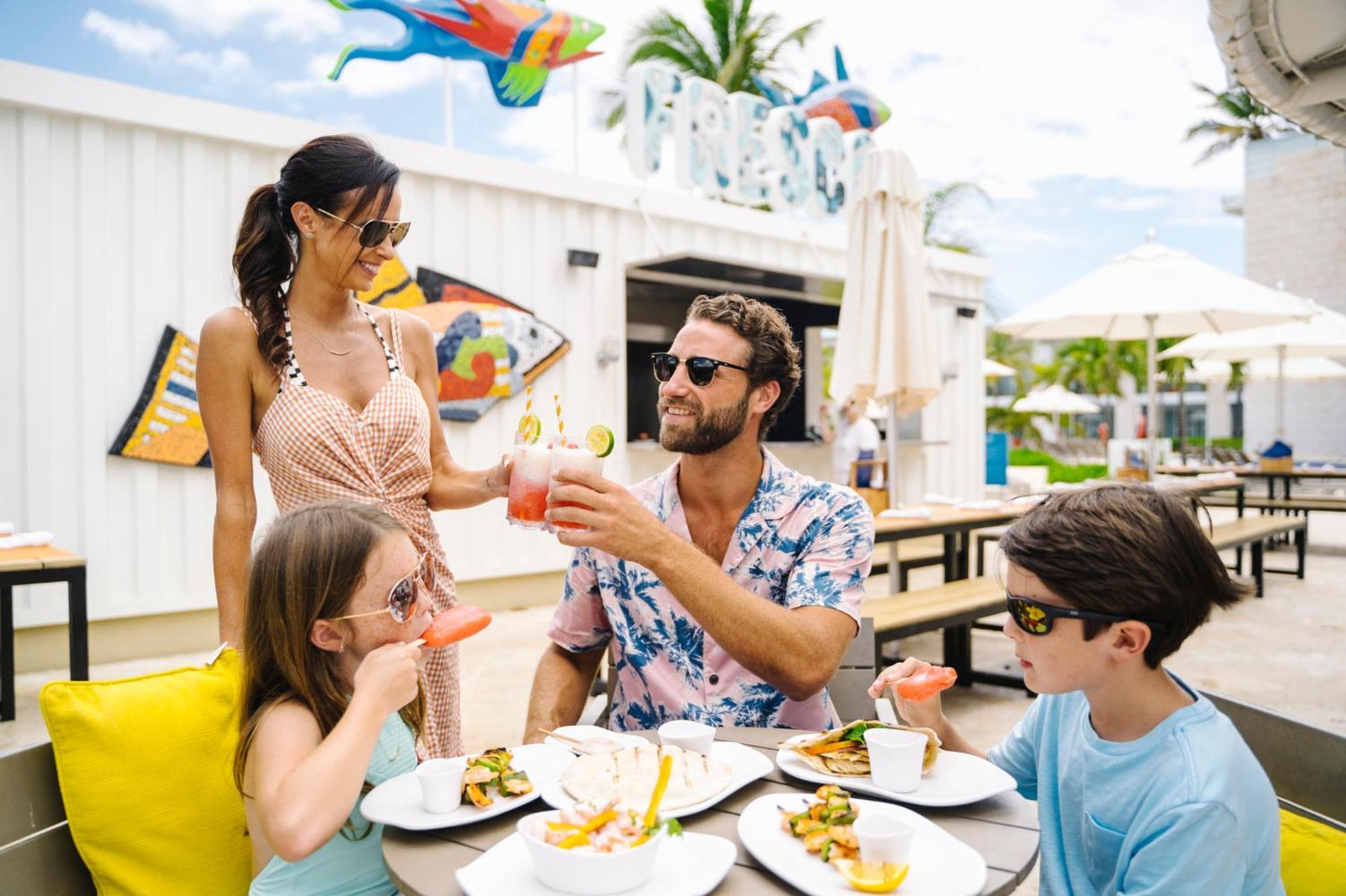 Nickelodeon Hotels & Resorts Punta Cana Esterno foto Family dining at the pool